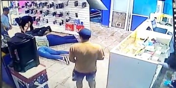 Asalto a una casa de venta de celulares en Garupa