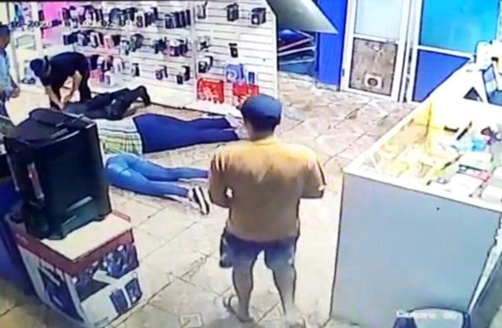 Garupá: delincuentes armados asaltaron un local de venta de celulares