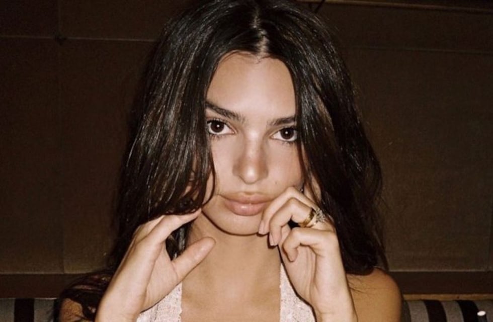Emily Ratajkowski enamoró a sus seguidores con un jugado topless
