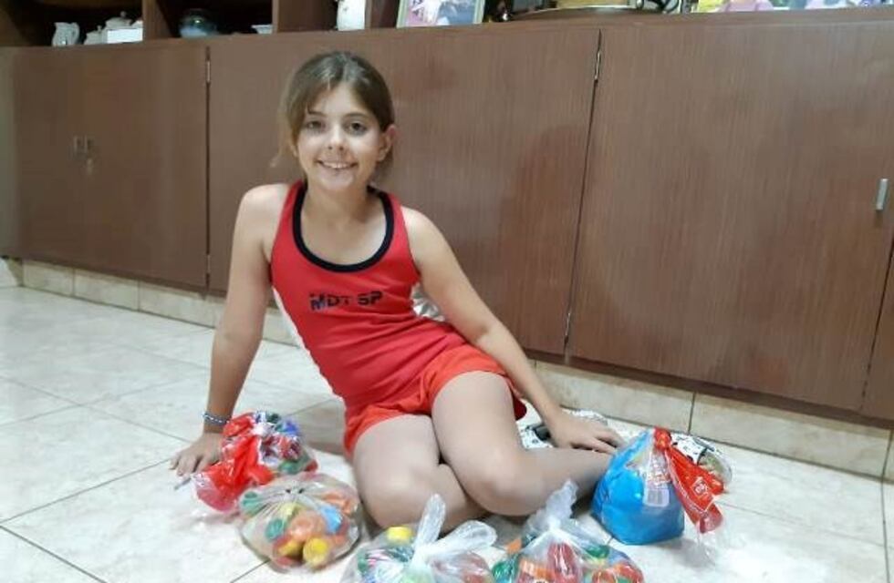 Juliana junta tapitas por las calles del barrio para ayudar a los chicos del Garrahan