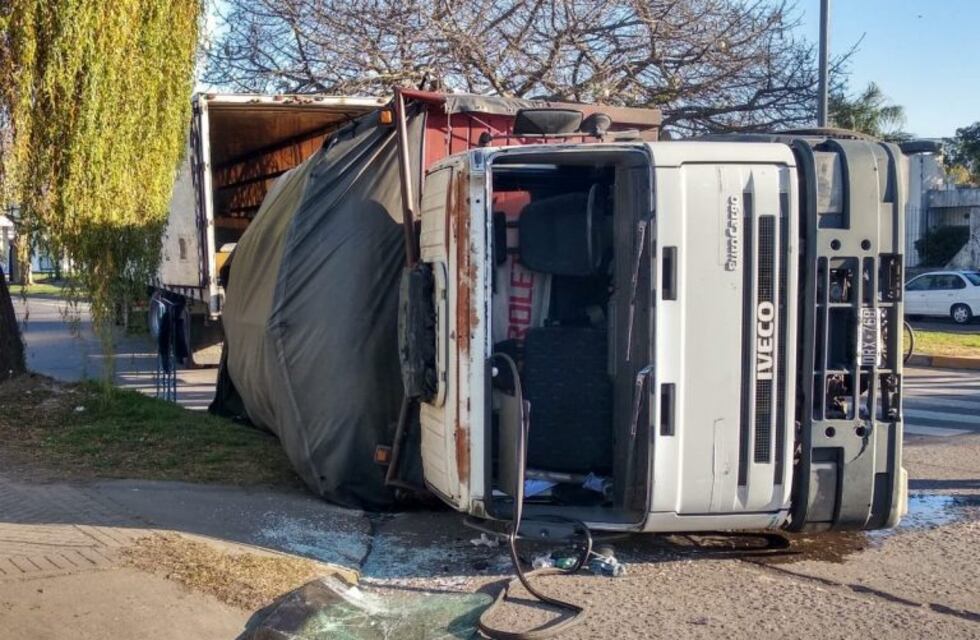 Conductor alcoholizado impactó contra un camión que terminó volcando en Seguí y Rodríguez
