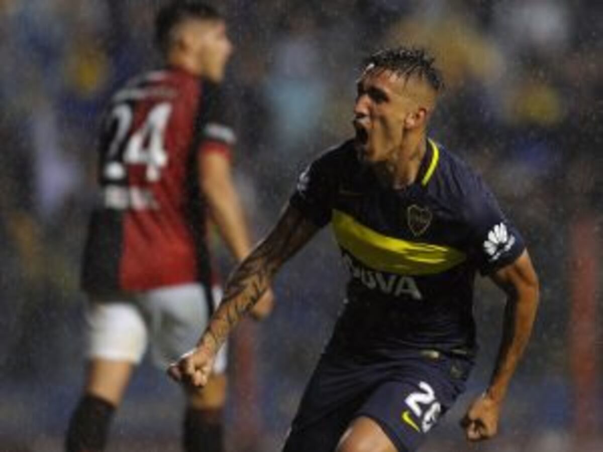 Boca Juniors' forward Ricardo Centurion (R) celebrates after scoring the team's third goal against Colon during their Argentina First Division football match at La Bombonera stadium, in Buenos Aires, on December 18, 2016. / AFP PHOTO / ALEJANDRO PAGNI can