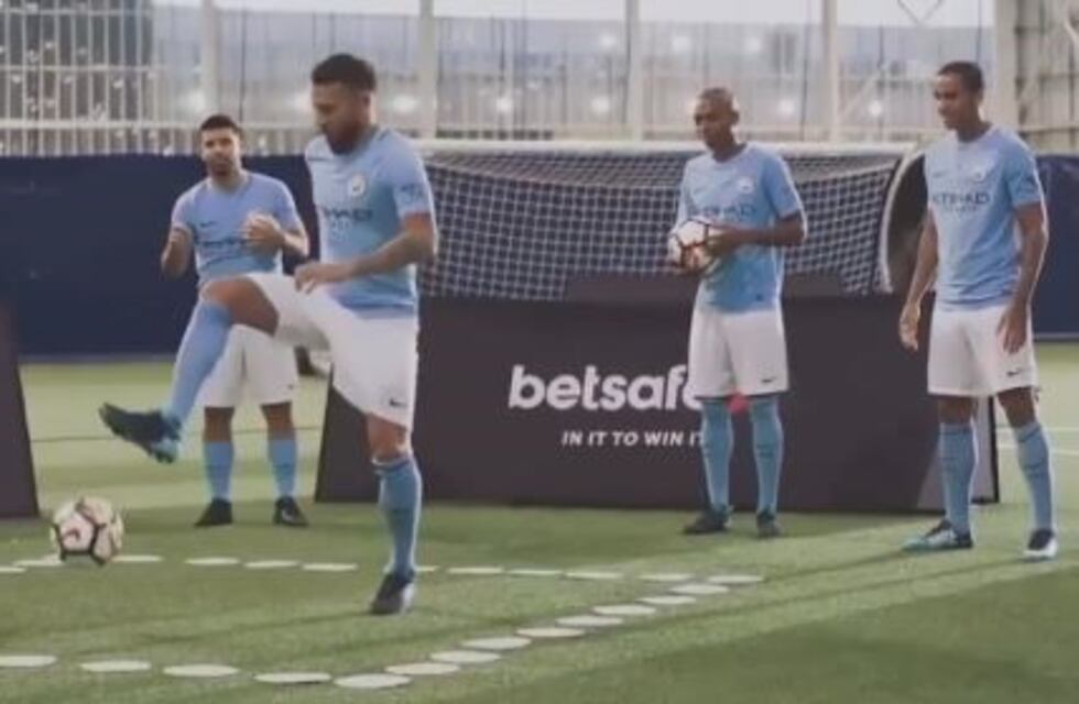 El espectacular desafío de control que realizaron Agüero y Otamendi