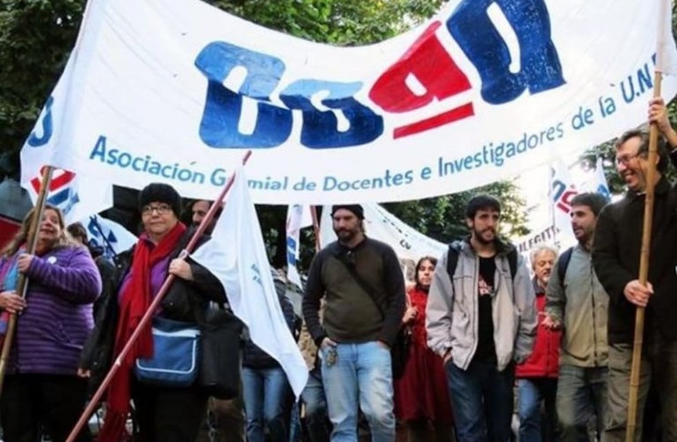 Docentes universitarios rechazaron la oferta salarial y peligra el inicio del segundo cuatrimestre