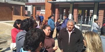 Los padres de la escuela de San Juan fueron hasta el establecimiento para pedir respuestas a las autoridades\u002E