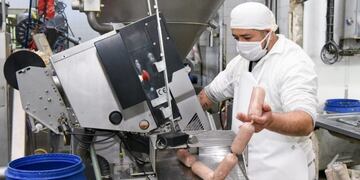 El frigorífico Tacural empezó a funcionar bajo protocolo sanitario en la capital\u002E (@robertosukerman)