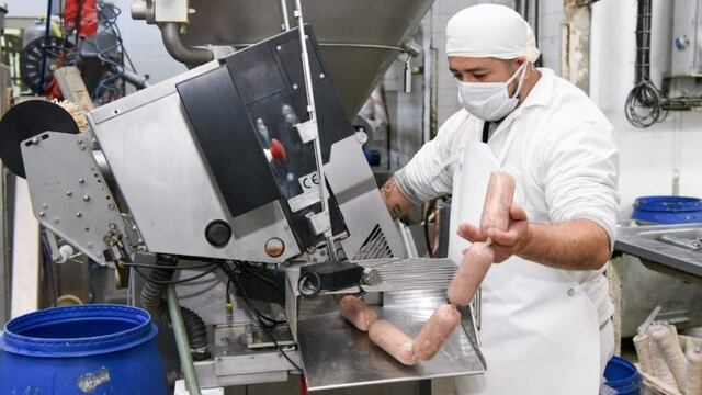 El frigorífico Tacural empezó a funcionar bajo protocolo sanitario en la capital\u002E (@robertosukerman)