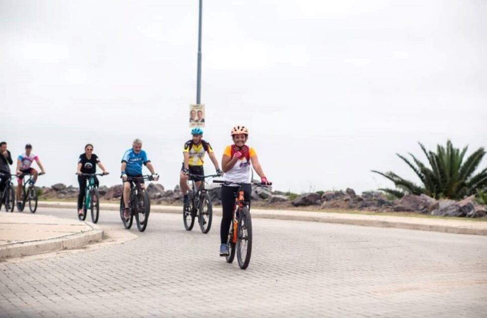 Cada vez se suman más turistas para conocer Miramar de Ansenuza, pedaleando