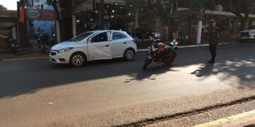 Choque entre un auto y una moto en el km 9 del Eldorado