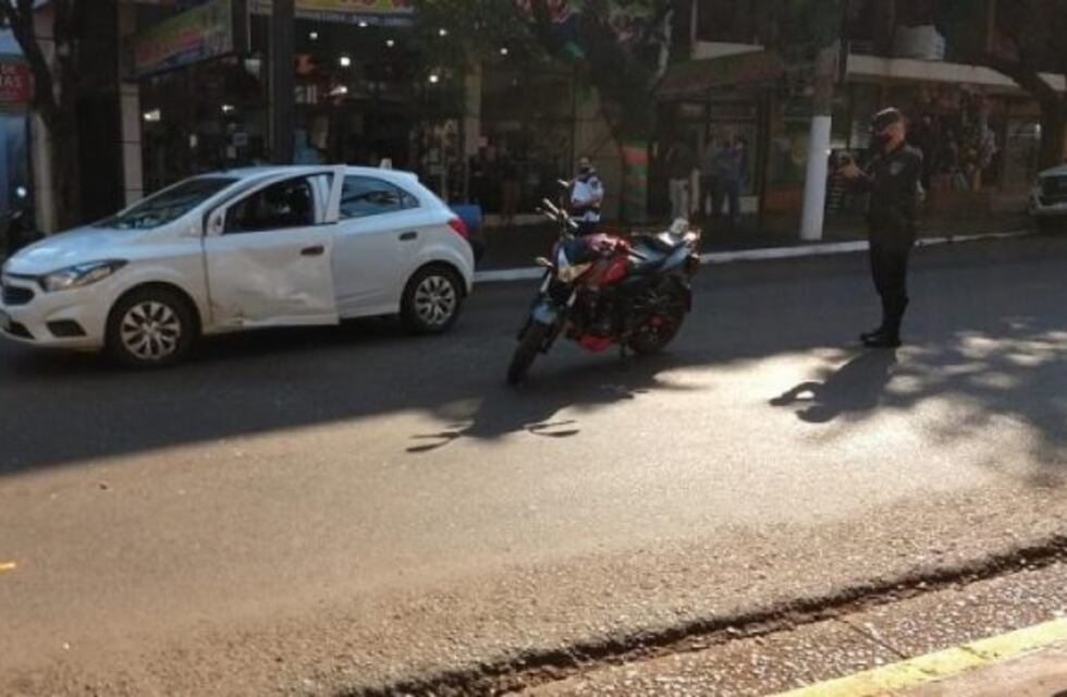 Choque entre un auto y una moto en el km 9 del Eldorado