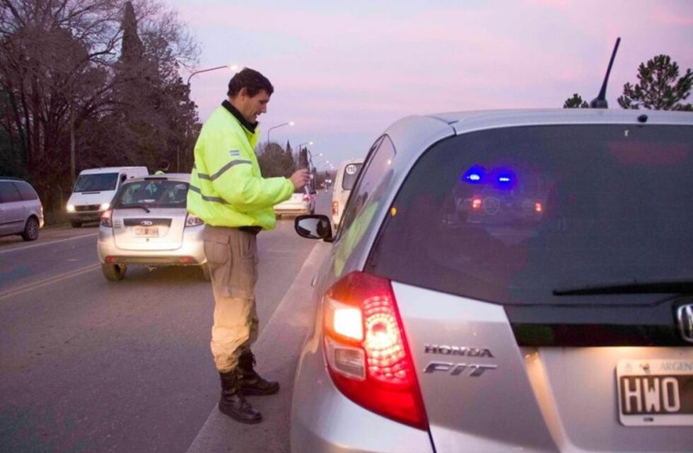 Demoraron a un motociclista por golpear a un inspector que quiso multarlo en Funes