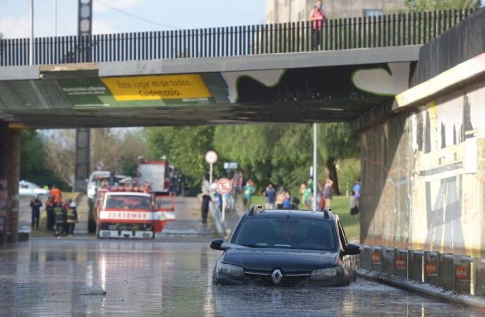 Buscan patentes de vehículos perdidas en el temporal desde las redes sociales