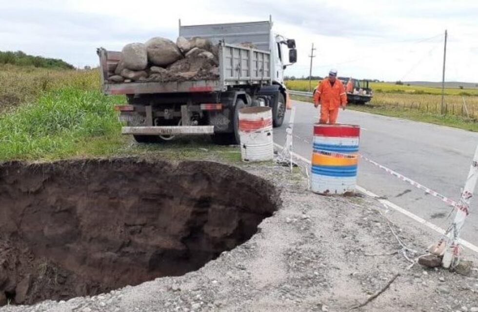 Un enorme pozo en la Ruta 38 restringe el paso de los vehículos