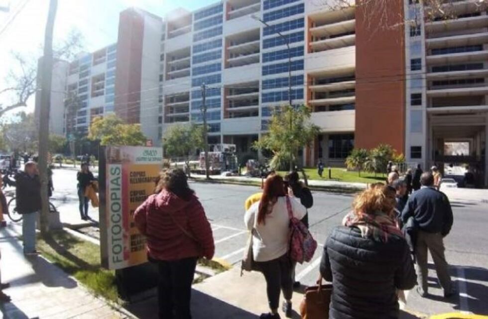 Por una amenaza de bomba, evacuaron la Legislatura y el Centro Cívico