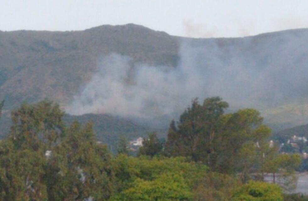 Bomberos controlaron el incendio en la variante Costa Azul