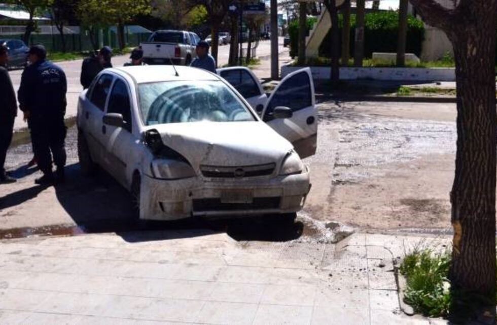 Quiso pasar a un auto y terminó chocando a un árbol