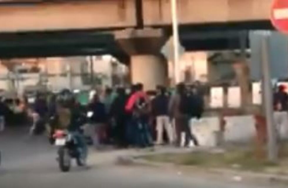 Puente La Noria: casi linchan a un hombre que intimidó a manifestantes con un arma