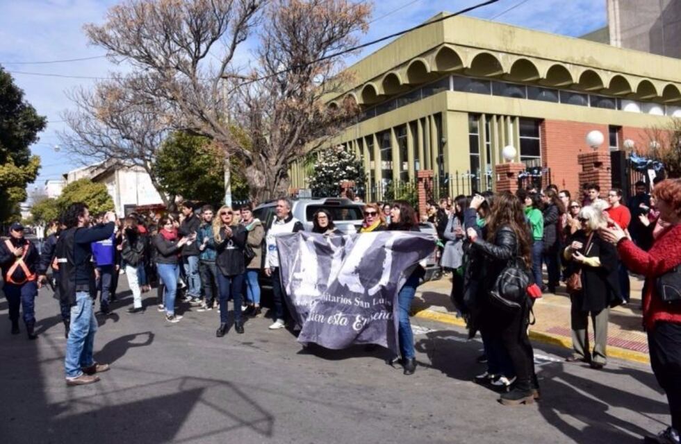 Docentes "abrazaron" la UNSL para reclamar mejores salarios