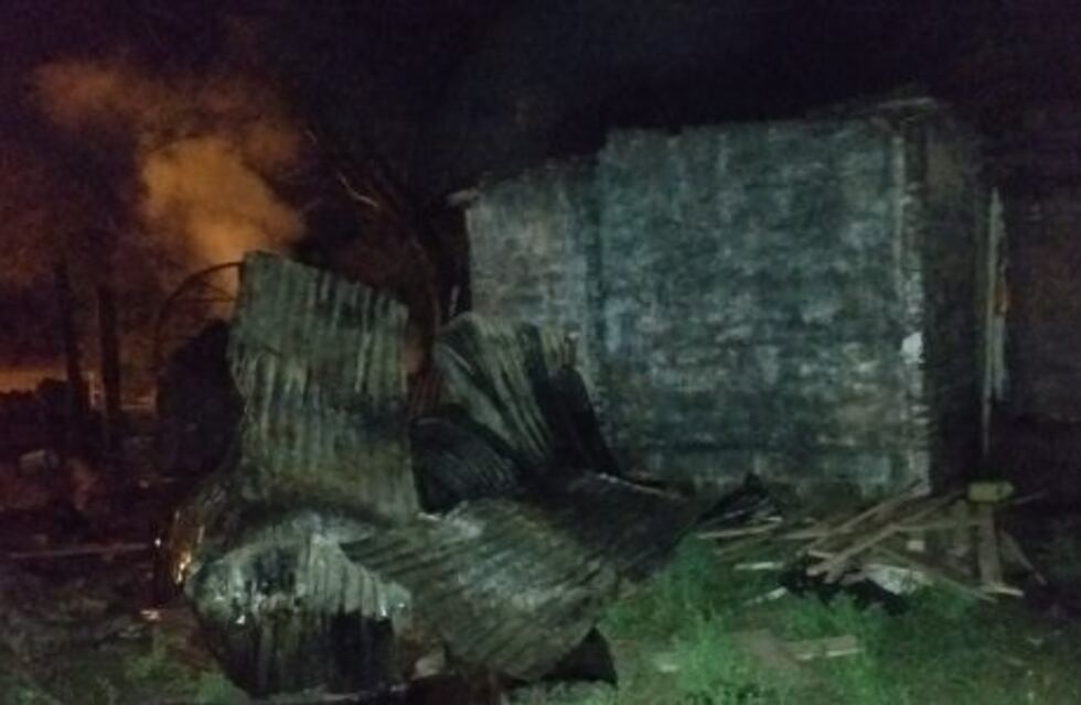 Incendio consumió totalmente una precaria vivienda