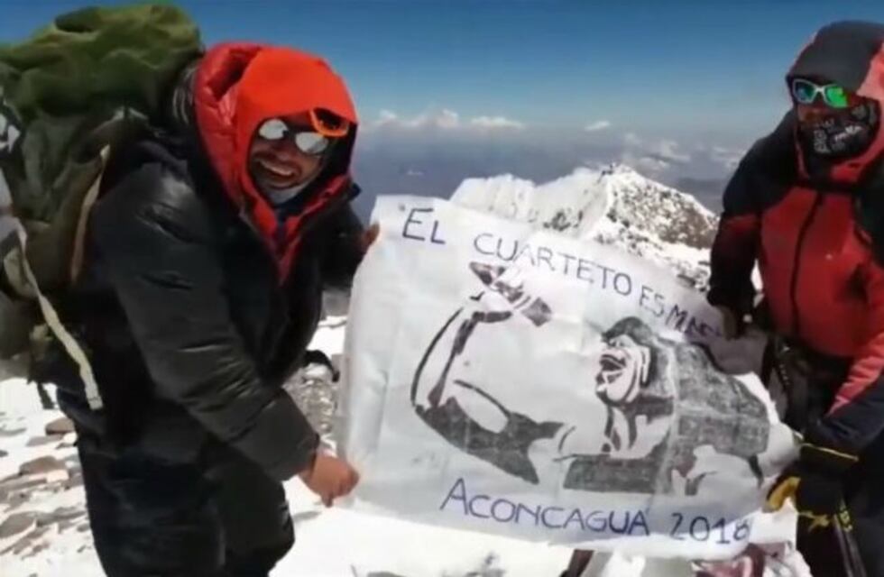 Subieron al Aconcagua, homenajearon a la Mona Jiménez y les respondió con un video