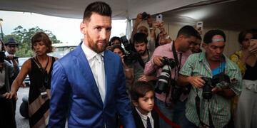 Messi y Roccuzzo llegaron a la fiesta de Luis Suárez y Sofía Balbi junto al mayor de sus hijos (EFE/ Federico Anfitti)