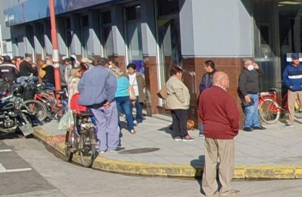 Bancos en Azul: pondrán sillas y baños químicos para los jubilados