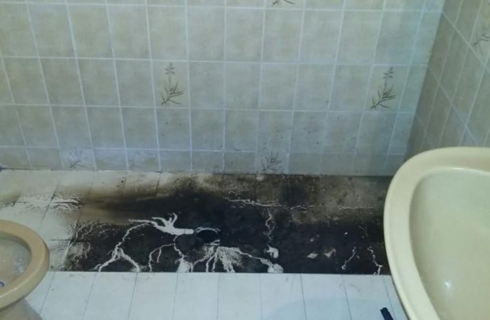 Vecinos de barrio Ludueña denuncian que colapsaron cloacas recién inauguradas