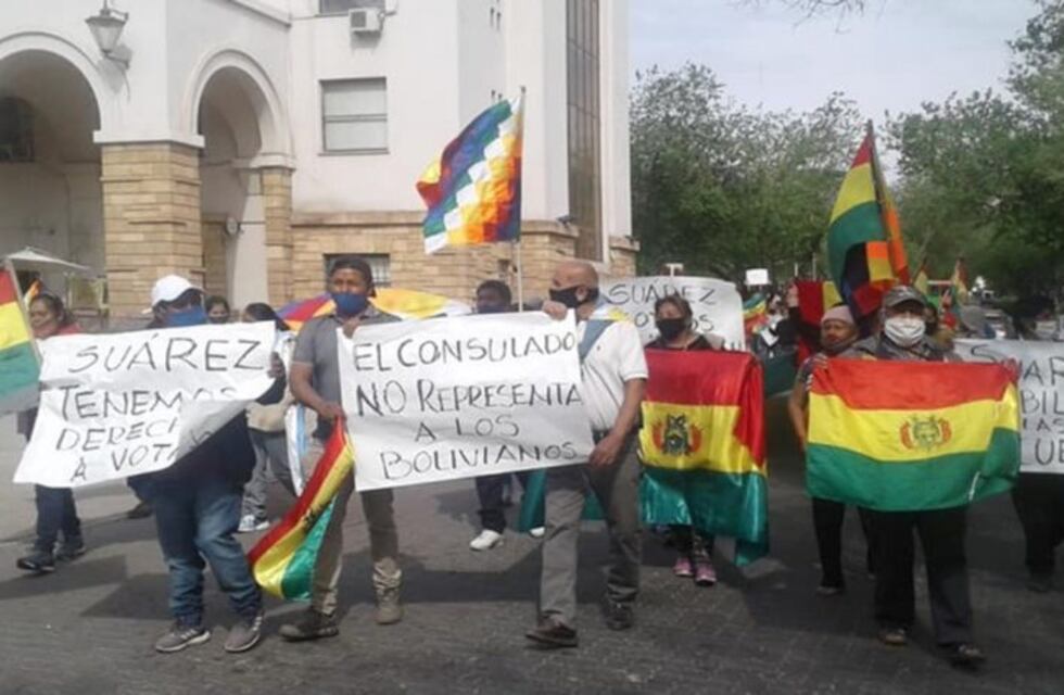 Manifestación de la colectividad boliviana frente a Casa de Gobierno