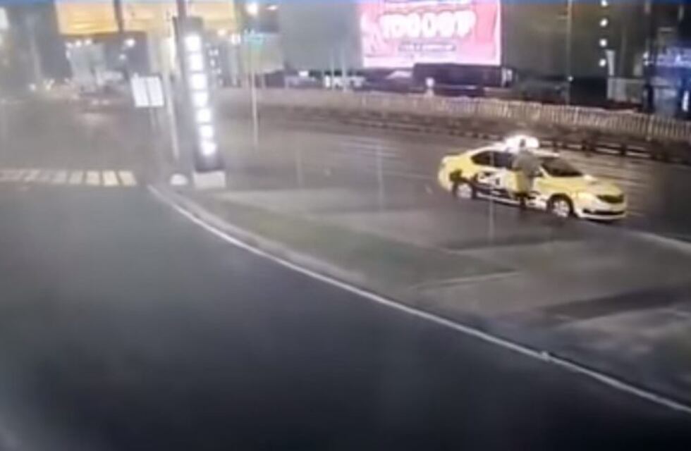 Caminaba distraída con su celular y murió de manera insólita