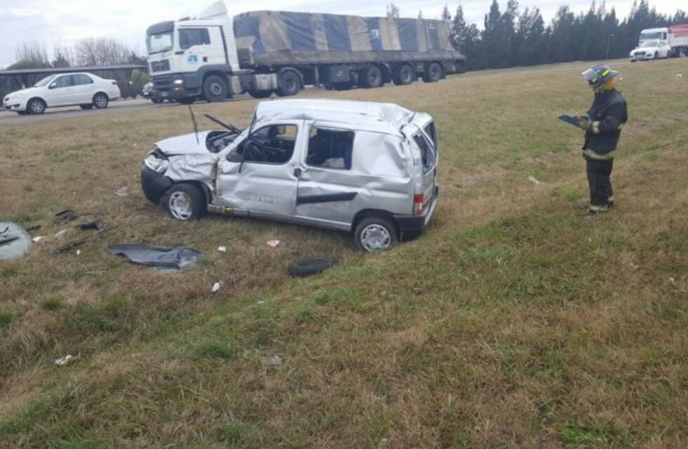 Una pareja y su bebé volcaron sobre la autopista Rosario-Córdoba