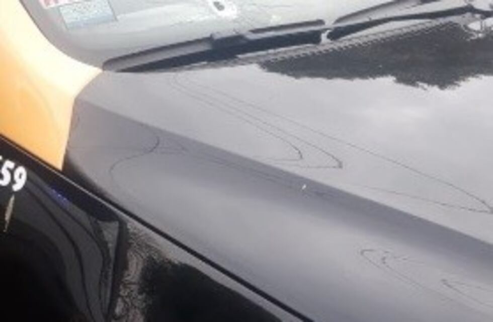 Asaltan a un taxista y le balean el vehículo antes de fugarse