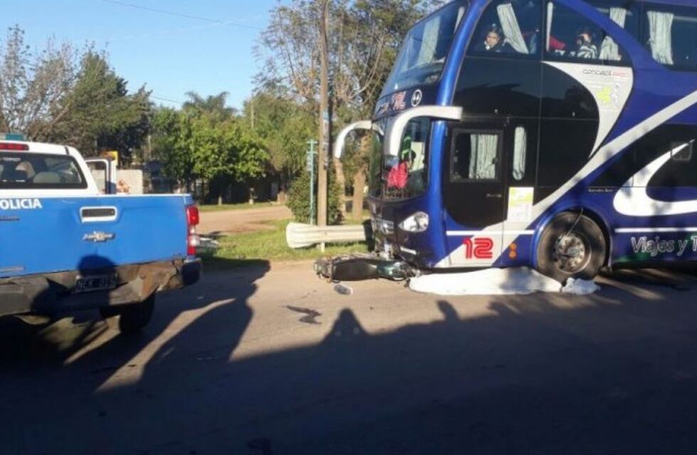 Un motociclista murió luego de chocar contra un colectivo y su acompañante sobrevivió
