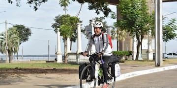 Pasó por Corrientes el hombre que recorre el país en bicicleta por la fibrosis quística