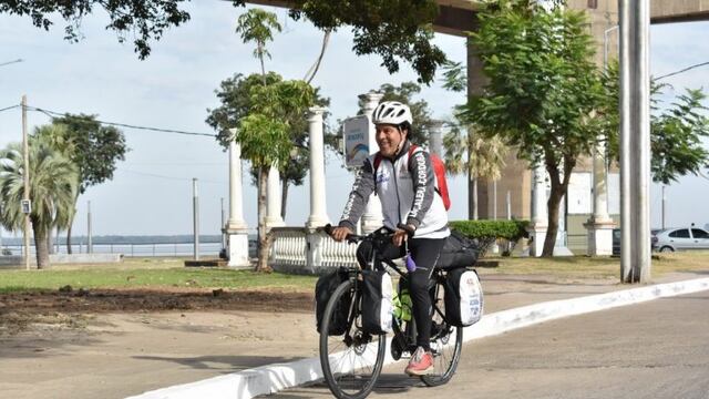 Pasó por Corrientes el hombre que recorre el país en bicicleta por la fibrosis quística