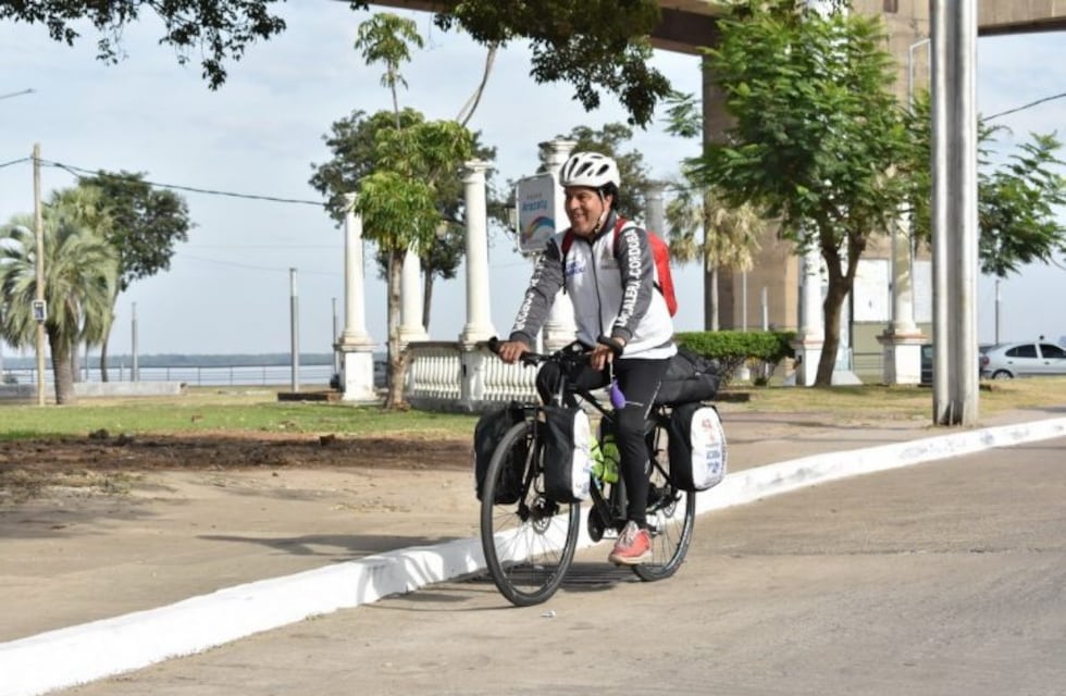 Pasó por Corrientes el hombre que recorre el país en bicicleta por la fibrosis quística