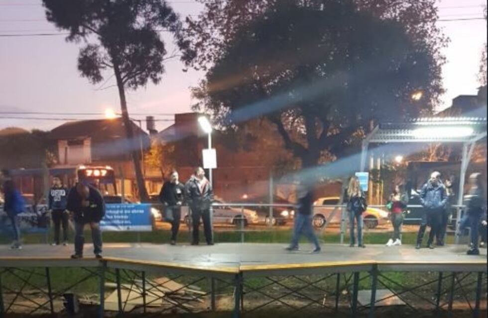 Tren Belgrano Norte: Colapsaron los andenes provisorios y suspendieron el servicio