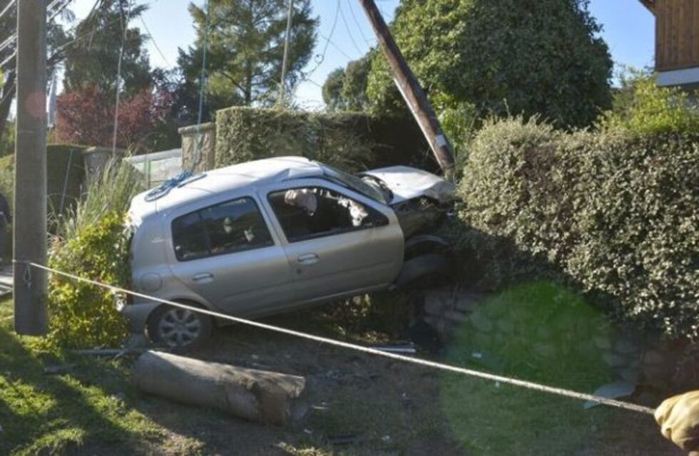 Despistó un vehículo en Bariloche y dejó sin luz al barrio Melipal
