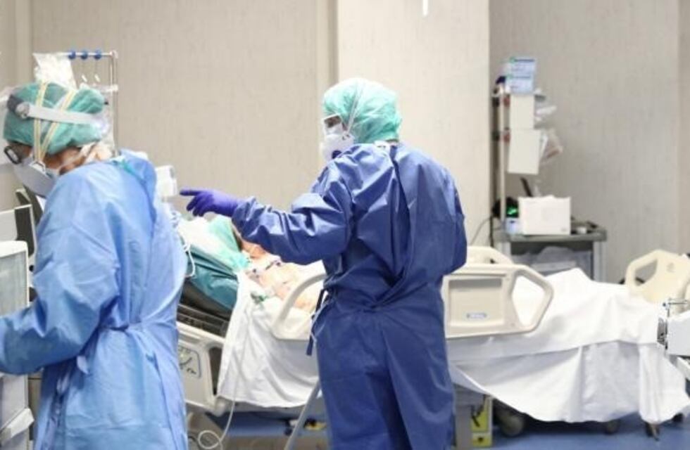 Buscan a una mujer que escapó del hospital con síntomas de COVID 19