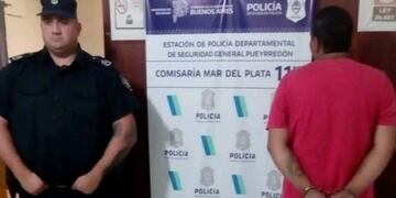 Detienen a un hombre que amenazaba a la gente con un cuchillo (0223)