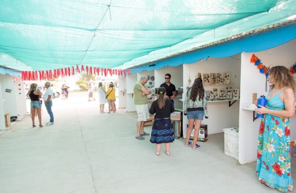 Artesanos locales exponen en el Paseo Cultural Rada Tilly