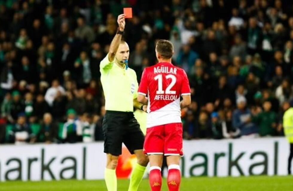 Un jugador en Francia recibió la tarjeta roja y se desquitó a las patadas contra el VAR