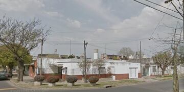Un hombre denunció que le balearon el auto en la zona sur\u002E (Street View)