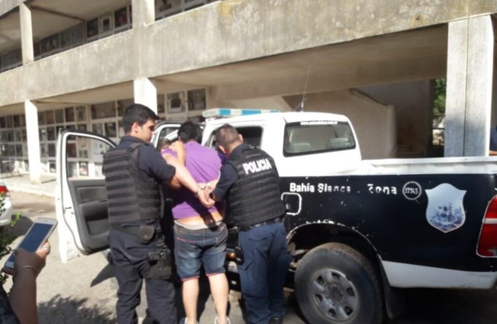Robaba placas de sepulturas del cementerio local y fue detenido