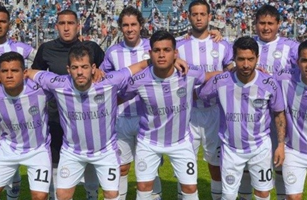 Insólito: los jugadores de Sacachispas posaron con caretas de Lionel Messi