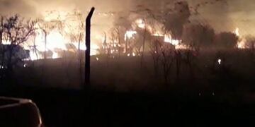Impresionante incendio en Parque Industrial Sur de San Luis\u002E Foto: El Diario de la República\u002E