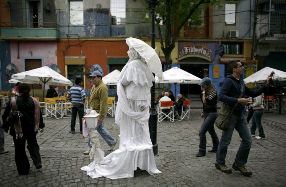 Manoseó a una estatua viviente y lo detuvieron