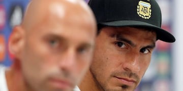 Willy Caballero y Nahuel Guzmán brindaron una divertida conferencia de prensa en Bronnitsy\u002E EFE/ Alberto Estévez