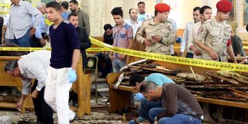 Tanta (Egypt), 09/04/2017.- Security personnel investigate the scene of a bomb explosion inside Mar Girgis church in Tanta, 90km north of Cairo, Egypt, 09 April 2017. According to the Egyptian Health Ministry, at least 28 were killed and 71 injured in a b