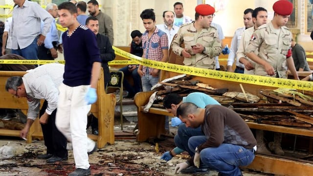 Tanta (Egypt), 09/04/2017.- Security personnel investigate the scene of a bomb explosion inside Mar Girgis church in Tanta, 90km north of Cairo, Egypt, 09 April 2017. According to the Egyptian Health Ministry, at least 28 were killed and 71 injured in a b