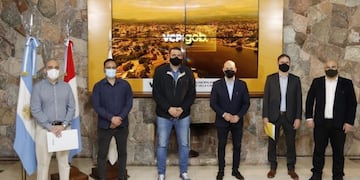 Transporte urbano en Carlos Paz: Gomez Gesteira firmó el convenio para efectivizar la prestación básica del servicio